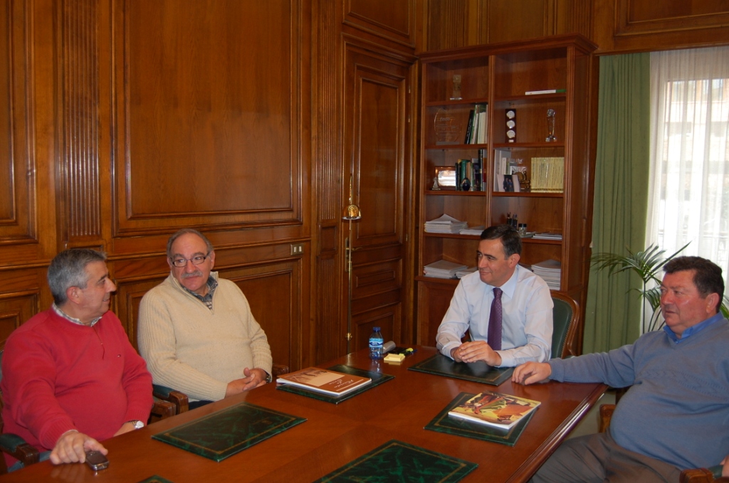 ANTONIO PARDO RECIBE A LOS ALCALDES DE SANTA MARÍA DE LAS HOYAS Y FUENTEARMEGIL